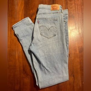Women’s Levi’s skinny light wash jeans.